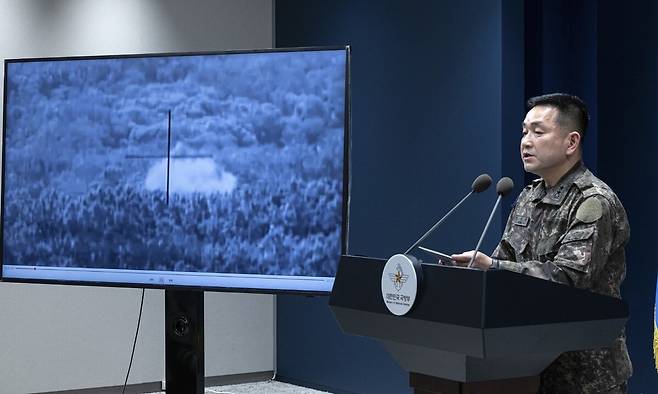 양진혁 합동참모본부 작전부장이 5일 오후 서울 용산구 국방부 브리핑룸에서 25사단 군사분계선(DMZ) 지뢰 폭발상황 관련 합참 합동 현장조사 TF 최종 조사결과 발표를 하며 이날 지뢰 제거 작전 영상을 소개하고 있다. 이승배 기자 photolee@hani.co.kr