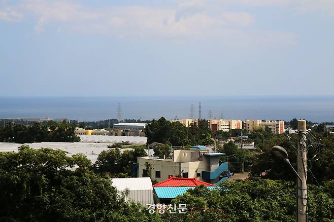 지난달 8일 제주특별자치도 서귀포시 남원읍 중산간 신례1리에서 바라본 해안가 신례2리. 조해람 기자