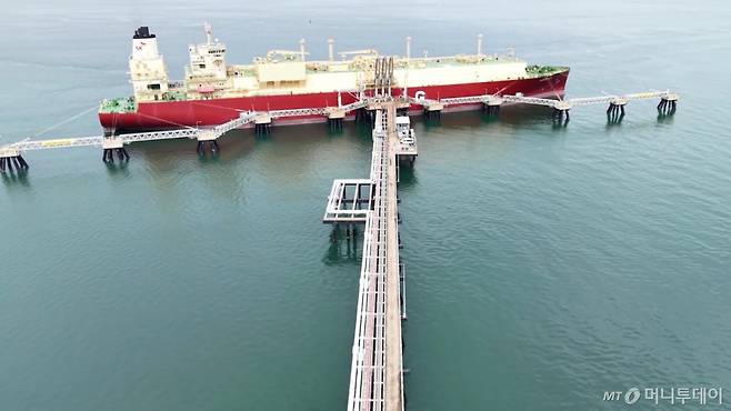 오스트레일리아 다윈lng 터미널에서 lng 선적중인 sk자사선 프리즘 어질리티호 /사진=SK이노베이션