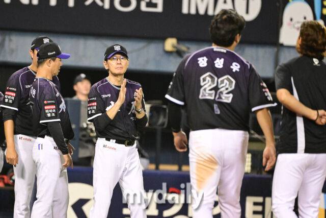 27일 오후 서울 잠실야구장에서 진행된 '2026 신한 SOL KBO 리그' KT위즈와 두산 베어스의 경기. KT 이강철 감독이 12-6으로 승리한 뒤 선수들에게 박수를 보내고 있다./곽경훈 기자