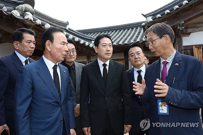 육영수 여사 생가 방문한 장동혁 대표 (옥천=연합뉴스) 박건영 기자 = 장동혁 국민의힘 대표가 5일 시민들의 열렬한 환호 속에 박정희 전 대통령의 배우자인 고 육영수 여사의 충북 옥천 생가를 방문해 둘러보고 있다. 2026.10.5 pu7@yna.co.kr