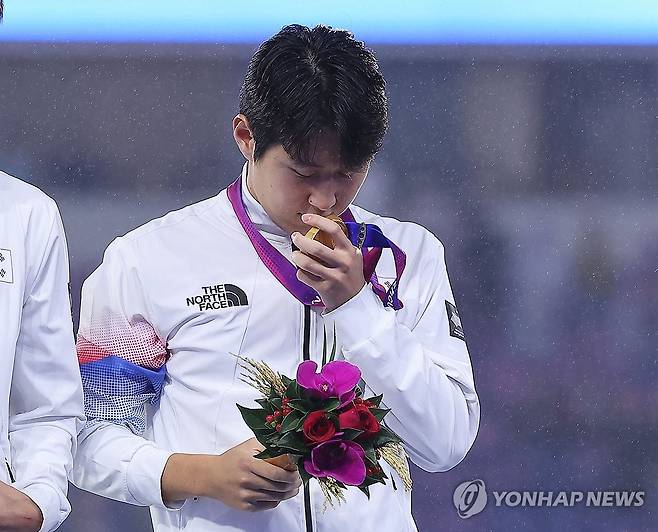 금메달 입 맞추는 이강인 (항저우=연합뉴스) 류영석 기자 = 2022 항저우 아시안게임 남자 축구 결승에서 금메달을 차지한 대표팀 이강인이 7일 중국 항저우 황룽 스포츠센터 스타디움에서 열린 메달 수여식에서 금메달에 입을 맞추고 있다. 2023.10.8 ondol@yna.co.kr