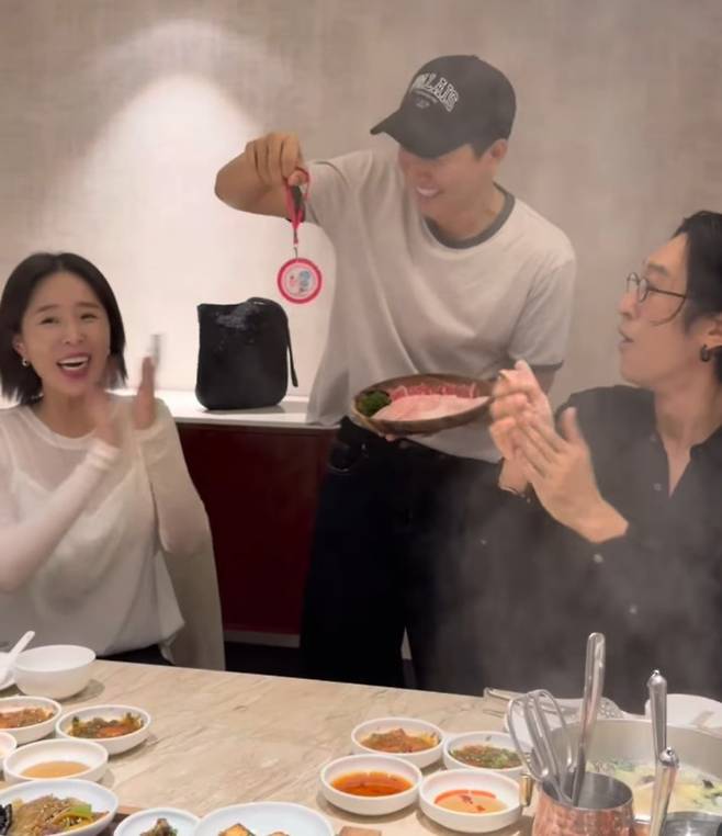 김종민이 코요태 멤버들에게 임산부 뱃지를 보여주고 있다. / 사진=신지 SNS