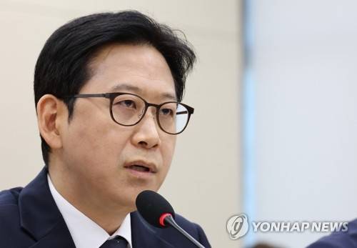 의원 질의에 답하는 배경훈 부총리(서울=연합뉴스) 이동해 기자 = 배경훈 부총리 겸 과학기술정보통신부 장관이 6일 국회에서 열린 과학기술정보방송통신위원회 국정감사에서 의원 질의에 답하고 있다. 2026.10.6 eastsea@yna.co.kr