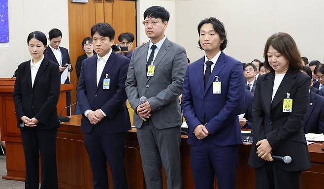 6일 국회에서 열린 과학기술정보방송통신위원회 국정감사에서 최주희 티빙 대표를 비롯한 개인정보 침해·유출 관련 플랫폼·IT기업 관계자들이 재발 방지 대책과 피해 보상 등에 대한 질의에 답한 뒤 두 손을 모은 채 서 있다. 왼쪽부터 최주희 티빙 대표, 김정훈 우아한 형제들 CISO, 임한욱 토스 페이먼츠 CEO, 홍승일 강남언니 CEO, 박수경 듀오 대표이사. (사진=연합뉴스)