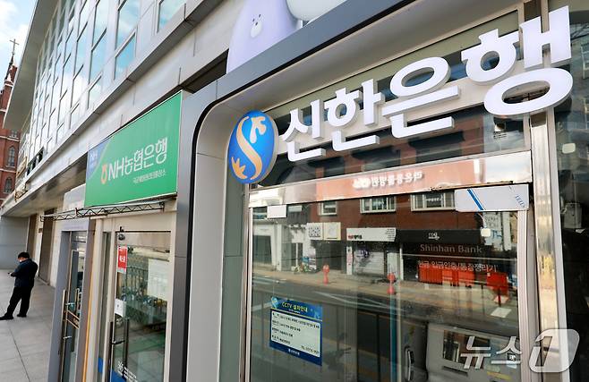 5일 금융권에 따르면 신한은행과 KB국민은행, 하나은행 등 시중은행에 이어 BNK부산은행, 웰컴저축은행, 예가람저축은행, 현대캐피탈 등 제2금융권에서도 해킹에 따른 정보 유출 사고가 잇따라 확인됐다. 2026.10.5 ⓒ 뉴스1 이호윤 기자