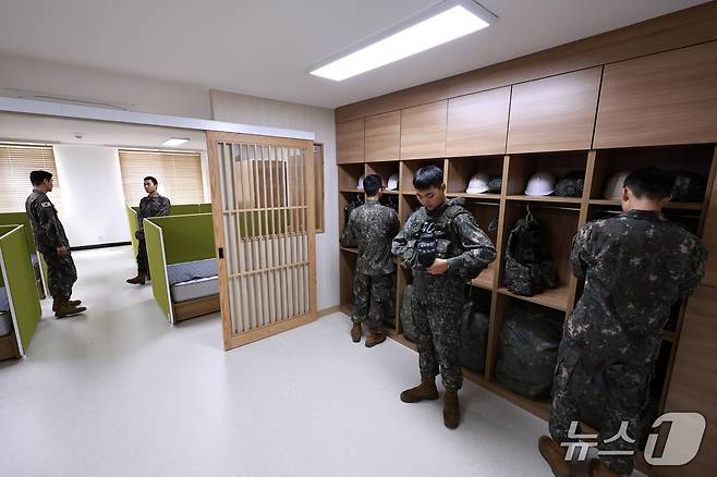 경기도 양평군 육군 제11사단 예하 공간력 혁신 시범사업 부대 6인 생활관. 출입문을 열고 들어서면 다섯 평 남짓한 공간에 용사들의 방탄모, 방탄조끼, 군장 등 전투장구류를 보관하는 외실이 있고 뒤이어 침대와 개인 관물대가 있는 휴식공간이 배치돼 있다. 2026.9.21. ⓒ 뉴스1 구윤성 기자