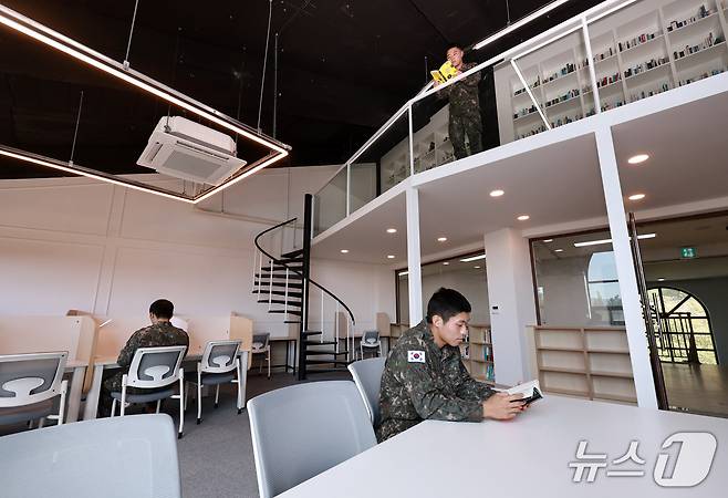 경기도 양평군 육군 제11사단 예하 공간력 혁신 시범사업 부대 복층 형태의 병영도서관 겸 사이버지식정보방. 2026.9.23 ⓒ 뉴스1 구윤성 기자