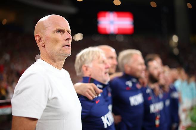 Norway head coach Stale Solbakken stands by the bench before the Nations League soccer match between Portugal and Norway in Porto, Portugal, Sunday, Oct. 4, 2026. (AP Photo/Luis Vieira)<저작권자(c) 연합뉴스, 무단 전재-재배포, AI 학습 및 활용 금지>