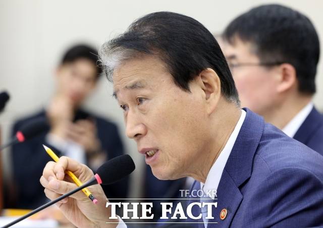 권오을 국가보훈부 장관이 6일 서울 여의도 국회에서 열린 정무위원회 국정감사(국가보훈부 등)에서 의원 질의에 답변하고 있다. /뉴시스