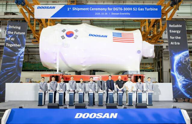 6일 두산에너빌리티 창원 본사에서 개최된 380MW 가스터빈 출하식에서 스페이스XAI 주요 관계자들과 손승우 파워서비스BG장(사진 가운데)을 비롯한 두산에너빌리티 임직원이 기념 촬영하고 있다. (사진=두산에너빌리티)