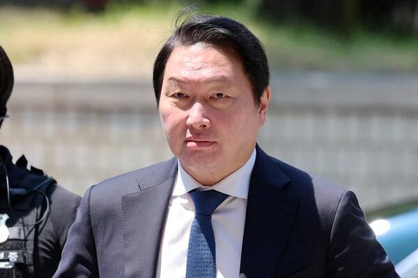 지난 6월 서울 서초구 서울고등법원에서 열린 노소영 아트센터 나비 관장과의 재산 분할 파기환송심 2차 조정 기일에 출석하최태원 SK그룹 회장. photo 뉴스1