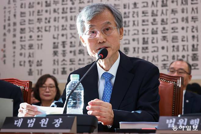 조희대 대법원장이 6일 서울 여의도 국회에서 열린 법제사법위원회의 국정감사에서 미리 준비한 헌법 조항 등 문건을 꺼내 읽으며 대법관 재제청 요구 거부 및 선서와 증인 거부 사유 등을 밝히고 있다. 민주당의 일반증인 채택에 불출석 사유서를 냈던 조 대법원장은 이날 증인 선서에도 응하지 않았다. 박형기 기자 oneshot@donga.com