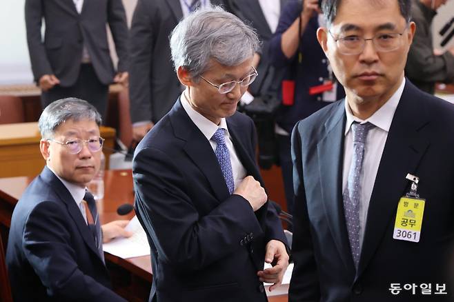 조희대 대법원장이 6일 서영교 법사위원장이 정회를 선언하자 자리에서 일어나 국감장을 나서고 있다. 박형기 기자 oneshot@donga.com