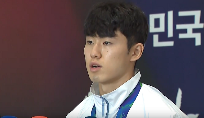 아시안게임 남자축구 금메달 획득 뒤 인터뷰하는 대표팀 주장 이기혁. 이기혁은 경기 직후 “저 군대 안 갑니다”라고 말한 뒤 논란이 일자 사과했다. (SBS 캡처)
