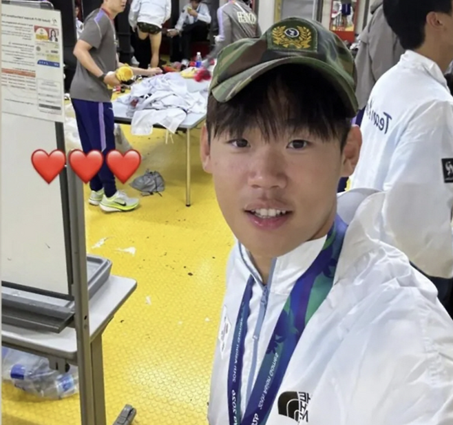 아시안게임 축구 국가대표팀 박승수 선수가 지난 4일 아시안게임 금메달 획득 후 전역모를 착용한 사진을 자신의 소셜미디어에 공개했다. 박승수 인스타그램 캡처