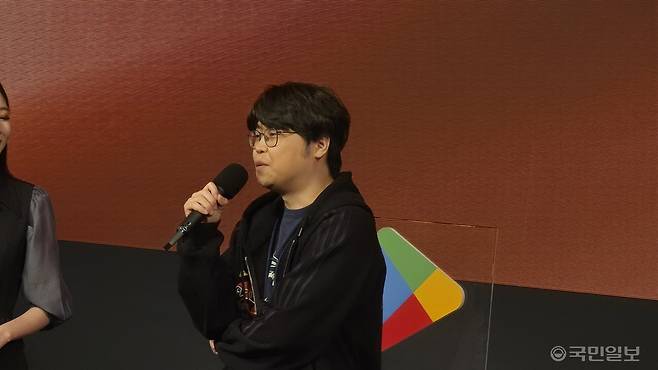 김민철이 6일 서울 강남구 프릭업 스튜디오에서 열린 ASL 시즌22 준결승전에서 박상현을 세트 스코어 4대 2로 꺾은 뒤 승자 인터뷰를 하고 있다.