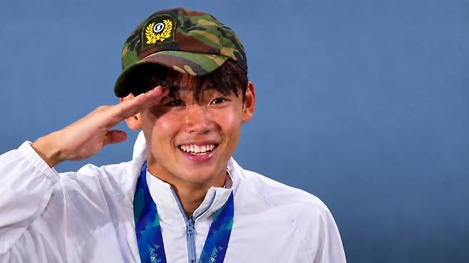 아시안게임 남자 축구 4연패를 달성한 한국 대표팀 선수들이 병역 특례에 더해 주택 특별공급 대상에도 포함된다. 일부 선수의 병역 관련 발언이 논란을 빚으면서 국제대회 메달리스트에게 주어지는 각종 혜택에도 관심이 쏠린다. /사진=축구대표팀 박승수 인스타그램 캡처