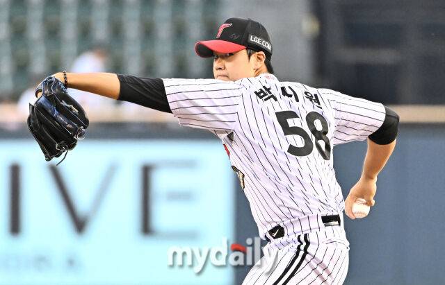 8일 오후 서울 잠실야구장에서 진행된 '2026 프로야구 KBO리그' LG 트윈스와 키움 히어로즈의 경기. LG 선발투수 박시원이 역투하고 있다./송일섭 기자