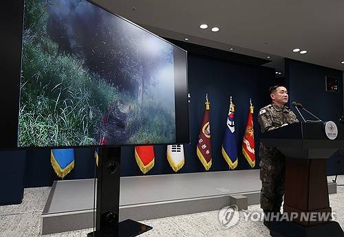 '폭발 원인된 MDL 이남 북한군 지뢰지대 오늘 제거' (서울=연합뉴스) 이지은 기자 = 양진혁 합동참모본부 작전부장이 5일 서울 용산구 국방부에서 열린 비무장지대(DMZ) 지뢰 폭발 관련 합동 현장조사 TF 최종 조사 결과 발표 브리핑에서 오늘 수행된 MDL 이남 북한군 지뢰 제거 작전의 영상을 공개하고 있다. 2026.10.5 jieunlee@yna.co.kr