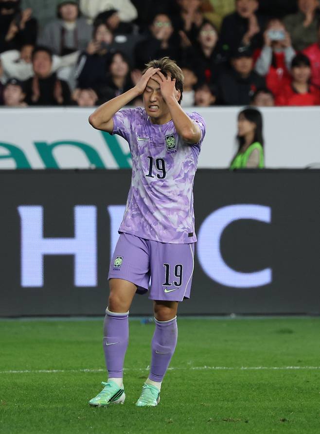 2일 울산 문수축구경기장에서 열린 대한민국과 베네수엘라의 축구 국가대표팀 평가전. 한국 이강인이 슛이 빗나가자 아쉬워하고 있다. 연합뉴스