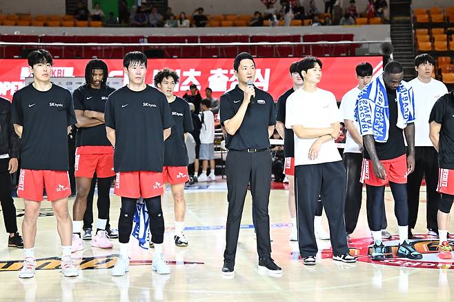 전희철 SK 감독이 지난달 26일 잠실학생체육관에서 진행된 출정식에서 팬들에게 올 시즌 각오를 밝히고 있다. KBL 제공