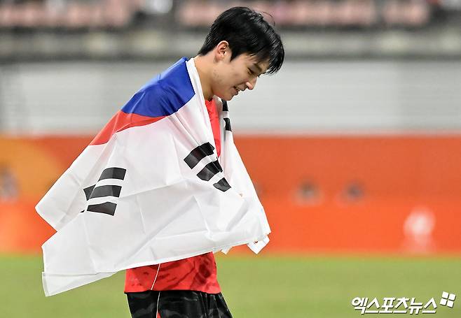2026 아이치·나고야 하계아시안게임 남자축구 종목에서 우승을 차지한 일부 선수들의 발언으로 인해 체육계 병역 특례 논란이 커진 가운데 국방부가 예술·체육요원을 포함한 보충역 폐지를 추진할 계획을 갖고 있다고 밝혔다. 트로피와 메달이 아닌 군 면제(병역 혜택)만을 바라보고 대회에 임했다는 등의 망언이 눈덩이처럼 굴러 결국 보충역 제도 감축 및 폐지 추진이라는 결과로 이어진 셈이다. 사진 엑스포츠뉴스DB