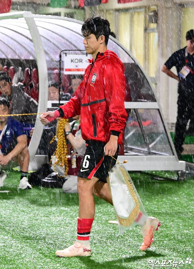 2026 아이치·나고야 하계아시안게임 남자축구 종목에서 우승을 차지한 일부 선수들의 발언으로 인해 체육계 병역 특례 논란이 커진 가운데 국방부가 예술·체육요원을 포함한 보충역 폐지를 추진할 계획을 갖고 있다고 밝혔다. 트로피와 메달이 아닌 군 면제(병역 혜택)만을 바라보고 대회에 임했다는 등의 망언이 눈덩이처럼 굴러 결국 보충역 제도 감축 및 폐지 추진이라는 결과로 이어진 셈이다. 사진 엑스포츠뉴스DB