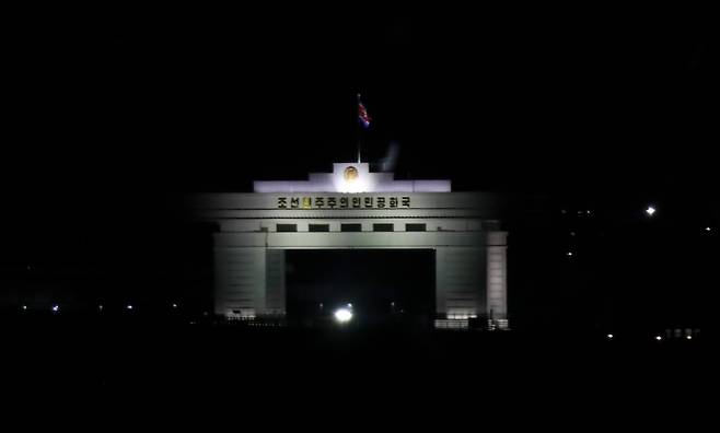 조용한 신압록강대교 북측 관문 (단둥=연합뉴스) 김현정 특파원 = 6일 북한 평안북도 신의주의 단둥 신압록강대교 관문에 조명이 켜져있다. 늦은 시간까지 관문 주변에는 차 불빛이나 인적이 보이지 않았다. 2026.10.06 hjkim07@yna.co.kr