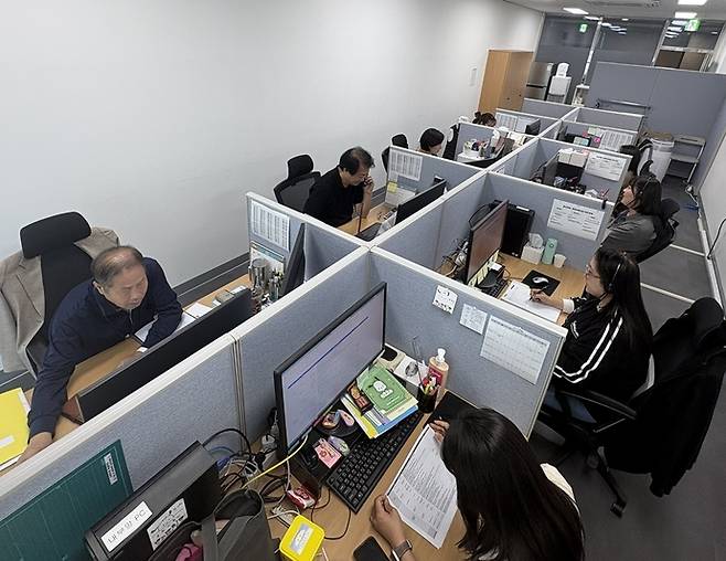 동화성세무서 국세외수입 체납관리단이 전화상담을 하고 있다. 사진=동화성세무서