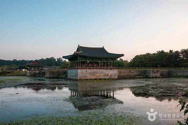 동궁과 월지의 밝은 시간 풍경