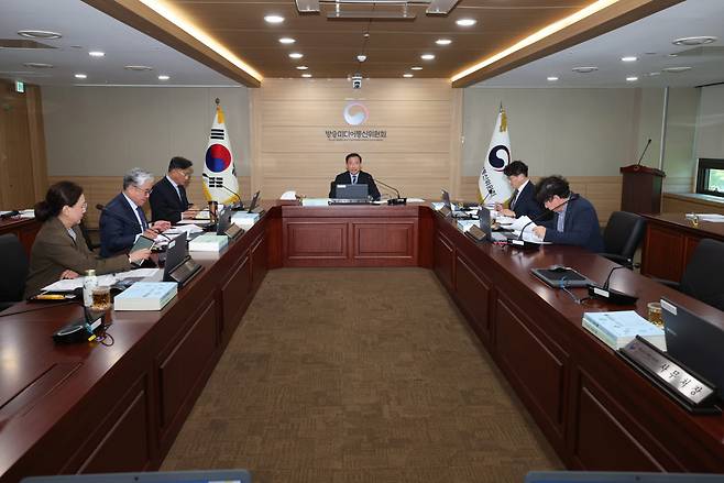 김종철 방송미디어통신위원장(가운데)이 7일 정부과천청사에서 '2026년 제40차 전체회의'를 진행하고 있다.(사진=방미통위)