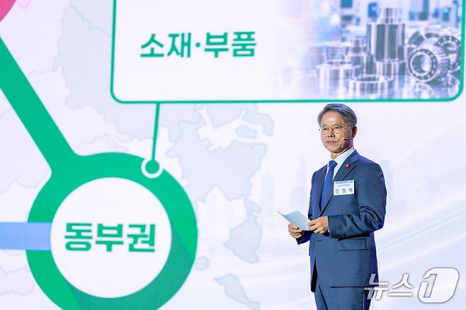 민형배 전남광주통합특별시장이 2026 미래포럼에서 '대한민국 산업지도를 바꾸는 통합특별시 100일'을 주제로 특별강연을 하고 있다. (전남광주통합특별시 제공. 재판매 및 DB 금지.)