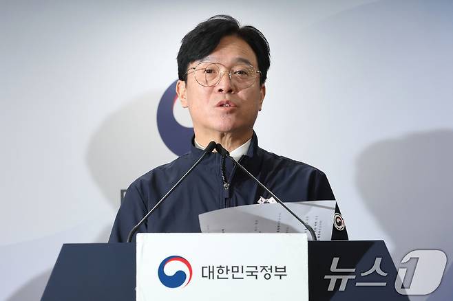 김영훈 고용노동부 장관이 26일 오후 서울 종로구 정부서울청사에서 경북 경주의 아연 제조공장에서 전날 발생한 중대 재해 관련 관계부처 합동브리핑을 하고 있다. 2025.10.26 ⓒ 뉴스1 이광호 기자