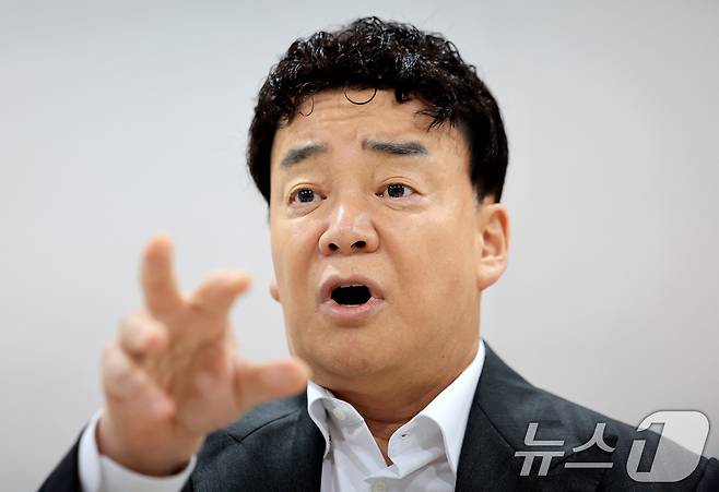 백종원 더본코리아 대표가 31일 서울 서초구 더본코리아별관에서 열린 기자간담회에서 취재진 질문에 답변하고 있다. 2026.3.31 ⓒ 뉴스1 이호윤 기자