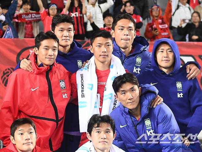 6일 오후 용인미르스타디움에서 열린 대한민국 축구대표팀과 우즈베키스탄의 친선경기. 한국이 2대0으로 승리했다. 김민재가 황희찬, 오세훈, 이강인, 황인범 등과 함께 승리 기념사진을 찍고 있다. 용인=정재근 기자 cjg@sportschosun.com/2026.10.6/