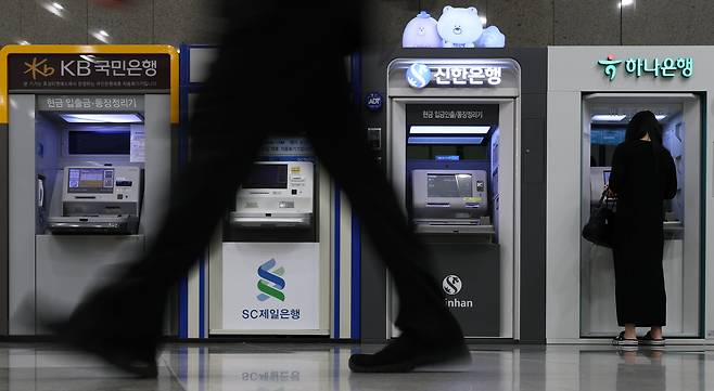 금융감독원은 최근 금융권에서 발생한 인공지능(AI) 해킹 추정 공격과 관련해 공격에 사용된 인터넷주소(IP) 33개를 특정해 금융권에 전파했다고 6일 밝혔다. 이날 서울 시내 한 건물에 설치된 주요 시중은행 현금 자동입출금기(ATM) 모습. /뉴시스