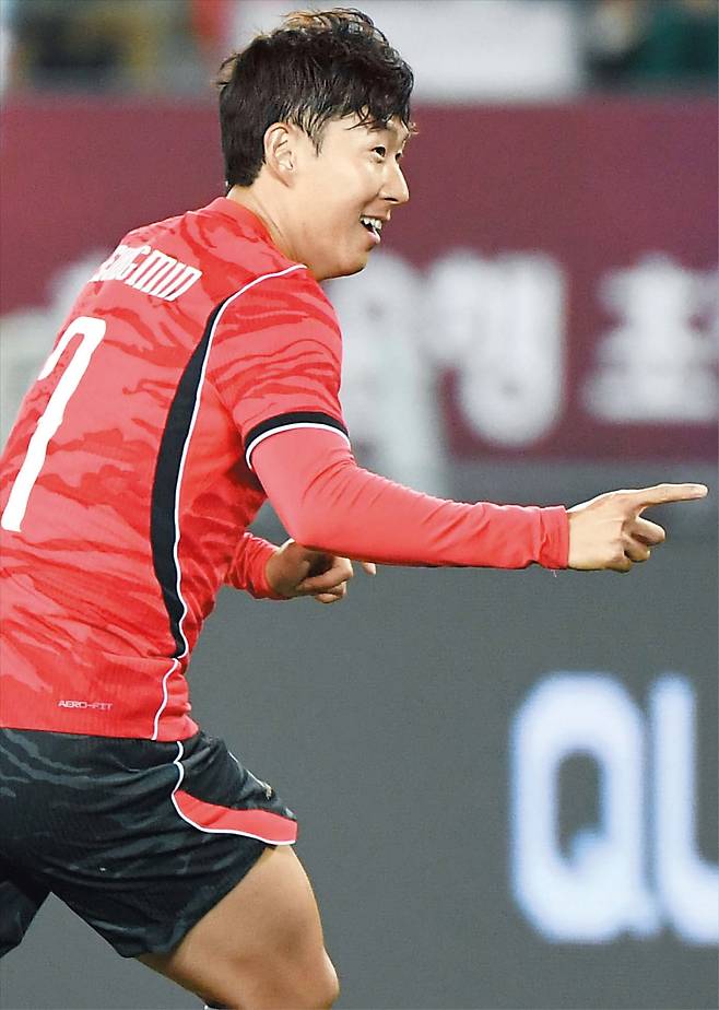 오늘은 기뻐해도 돼 손흥민이 6일 경기도 용인 미르스타디움에서 열린 우즈베키스탄과의 친선 경기에서 전반 6분 프리킥 득점에 성공한 뒤 기뻐하고 있다. 손흥민은 A매치 통산 59호 골로 차범근(58골)의 기록을 넘어섰다. /정재근 스포츠조선 기자