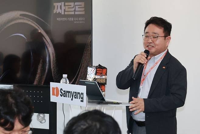 7일 서울 중구 삼양라운드스퀘어 사옥에서 열린 짜르르 미디어 시식회에서 이병훈 삼양식품 연구소장이 제품 개발 과정과 우지 유탕 기술 등을 소개하고 있다.ⓒ삼양식품