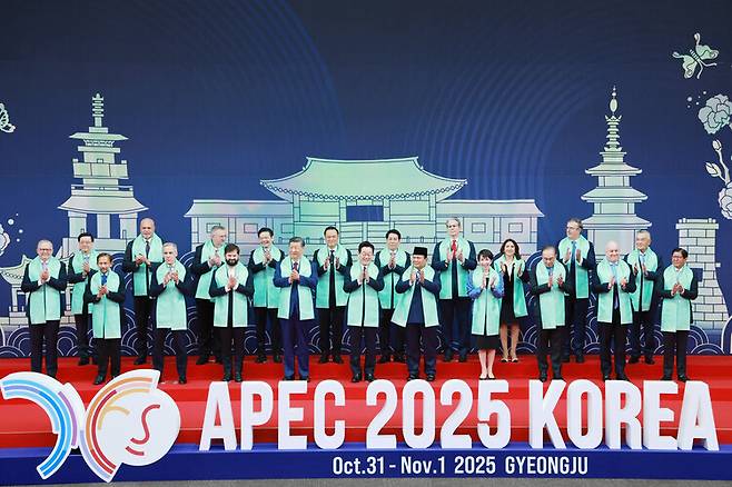 2025 아시아태평양경제협력체(APEC) 정상회의에 참석한 각국 정상들이 지난해 10월1일 경주 화백컨벤션센터에서 기념 촬영을 하고 있다. 경주/연합뉴스
