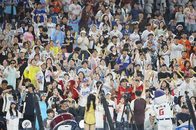 야구 팬들이 대전 한화생명볼파크에서 열린 '2025 KBO 퓨처스 올스타전' 북부 올스타와 남부 올스타 경기를 즐기고 있다. 연합뉴스
