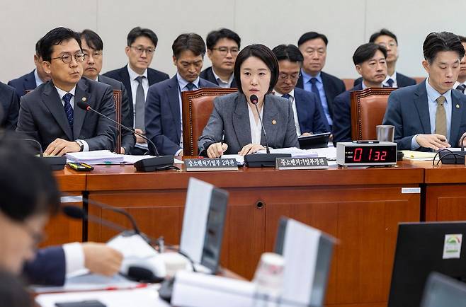 이소영 중소벤처기업부 장관이 7일 국회에서 열린 산업통상자원중소벤처기업위원회 국정감사에 출석해 의원 질의에 답하고 있다. 연합뉴스