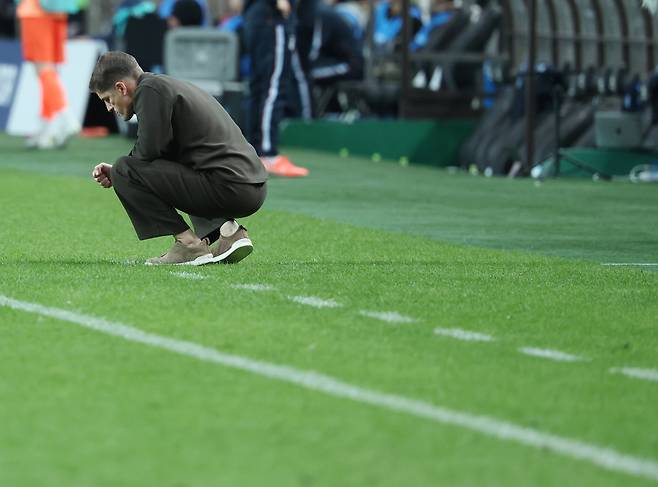 Interim Korea manager Robert Moreno reacts after Korea's thumping at the hands of Uruguay in a friendly at Seoul World Cup Stadium in western Seoul on Sept. 28. YONHAP