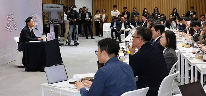 오세훈 서울시장이 7일 서울시청에서 열린 취임 100일 기자간담회에서 취재진의 질문에 답변하고 있다. 연합뉴