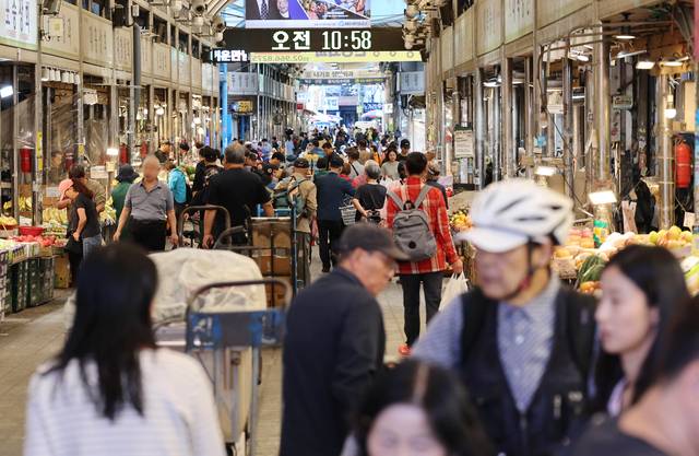 지난 1일 서울의 한 전통시장에서 시민과 외국인관광객들이 장을 보고 있다. 연합뉴스