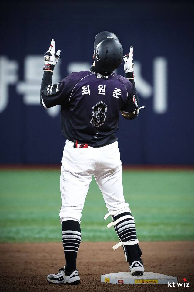 최원준이 10월 6일 서울 고척 스카이돔에서 열린 키움 히어로즈전 시즌 200안타를 친 뒤 세리머니를 하고 있다./KT 위즈 제공