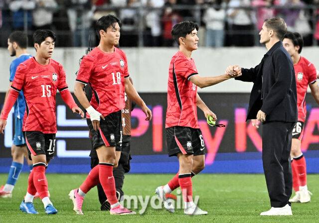 6일 오후 경기도 용인시 용인미르스타디움에서 진행된 축구 국가대표 친선경기 대한민국과 우즈베키스탄의 경기. 축구대표팀 모레노 감독이 경기가 끝난 뒤 황인범과 인사를 나누고 있다./마이데일리 DB