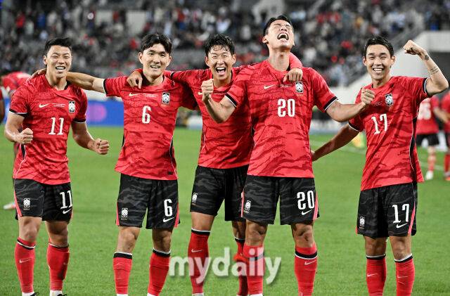 6일 오후 경기도 용인시 용인미르스타디움에서 진행된 축구 국가대표 친선경기 대한민국과 우즈베키스탄의 경기. 축구대표팀 황희찬, 황인범, 손흥민, 오세훈, 송민규(왼쪽부터)가 후반 15분 오세훈의 골에 환호하고 있다./마이데일리 DB