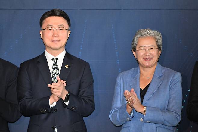 류제명(왼쪽) 과학기술정보통신부 2차관과 리사 수 AMD CEO이 7일 오전 서울 종로구 포시즌스 호텔에서 열린 면담 및 국내 기업 간담회에서 기념촬영을 하고 있다. 임세준 기자