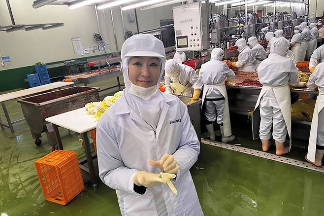 매출 성과를 함께 나누는 공정한 보상, 22년간 지켜온 ‘홍진경 사단’의 경영 철학. 홍진경 SNS